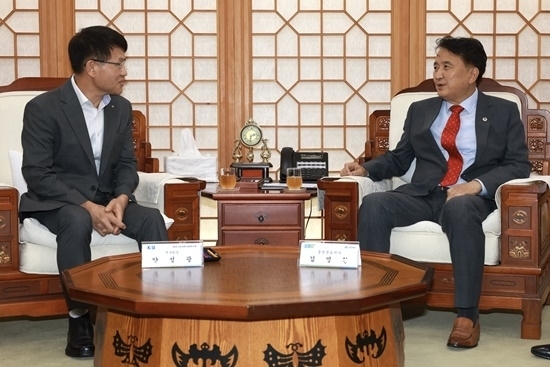 2차전지 특화단지 협력 방안 논의하는 김영환 충북도지사(오른쪽)와 양성광 한국기초과학지원연구원 원장 [사진=충북도]